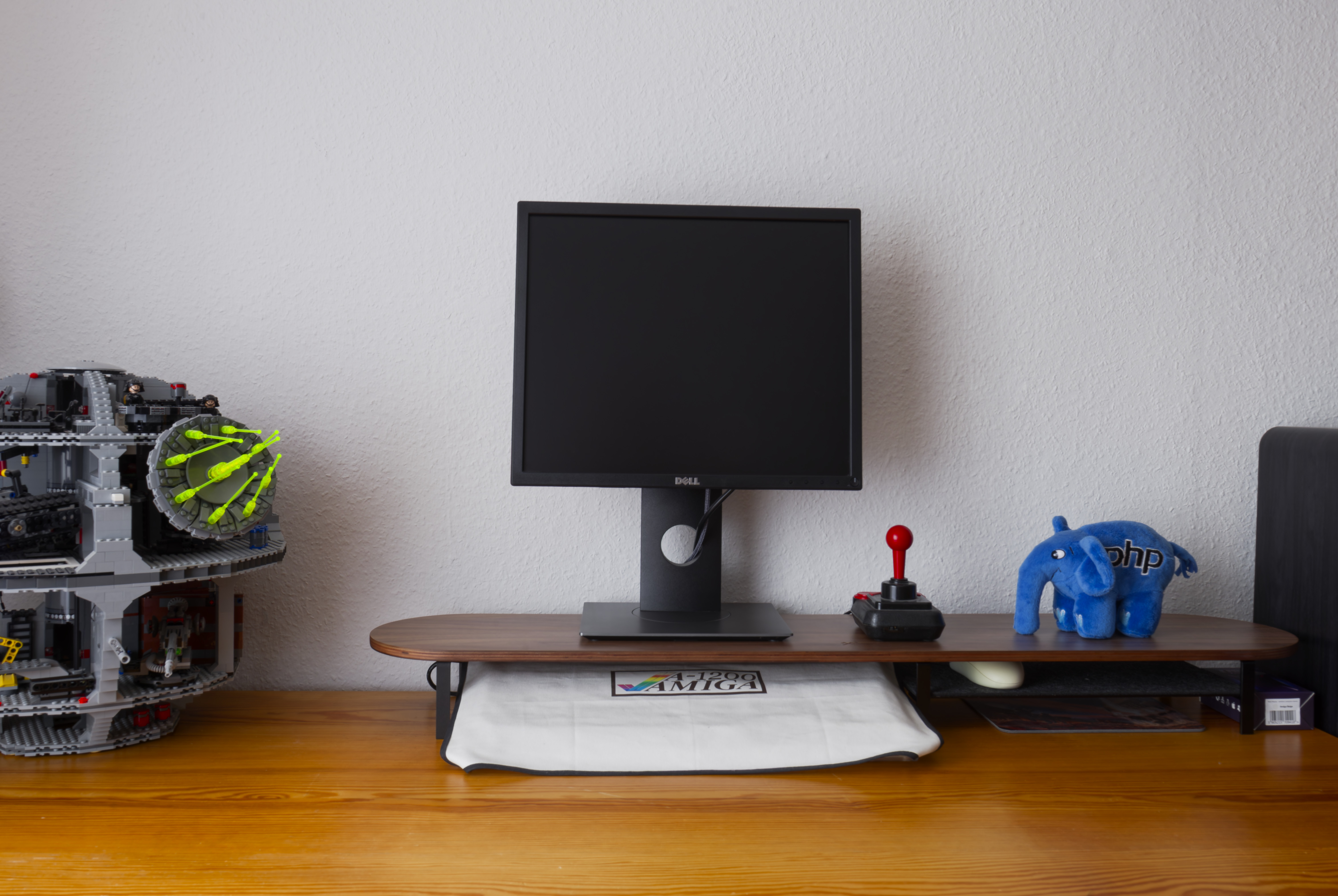 Amiga 1200: Parked under the monitor stand